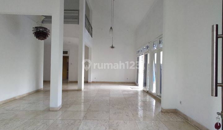 Rumah Celling Tinggi Dan Ada Kolam Renang Dan Parkir Luas 2