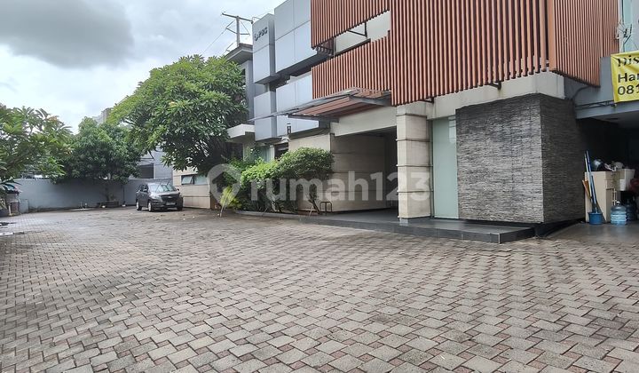Disewakan Bangunan Bekas Kantor di Jalan Sisiamangraja. Kebayoran Baru. Jakarta Selatan Disewakan Bangunan Bekas Kantor di Jalan Sisiamangraja. Kebayoran Baru. Jakarta Selatan
