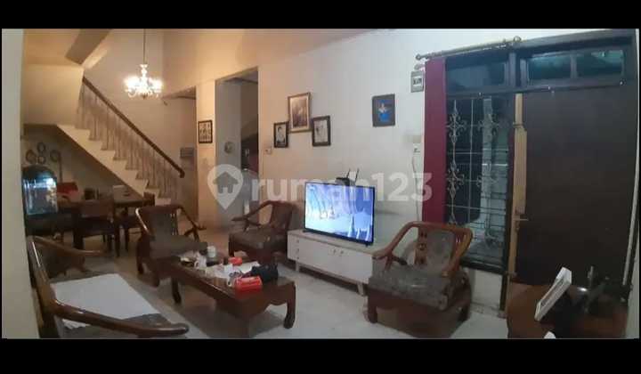 Di  Rumah di Jalan H Jaelani Pesanggrahan Jakarta Selatan