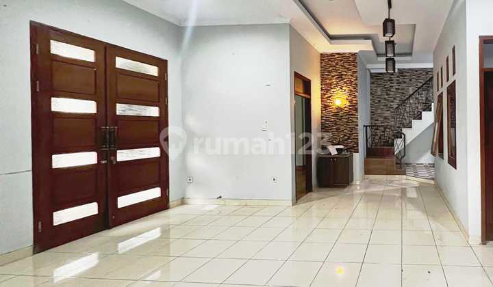 Nerada Estate house is quiet, within a complex, near the toll road. 2