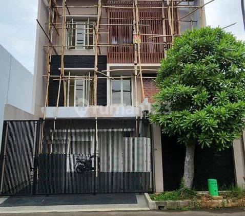 Rumah 3 Lantai Sudah Renovasi Semi Furnished SHM di Permata Buana, Jakarta Barat 1