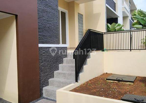 Rumah 3 Lantai Bagus Semi Furnished SHM di Permata Buana, Jakarta Barat