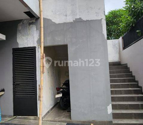 Rumah 3 Lantai Sudah Renovasi Semi Furnished SHM di Permata Buana, Jakarta Barat 2