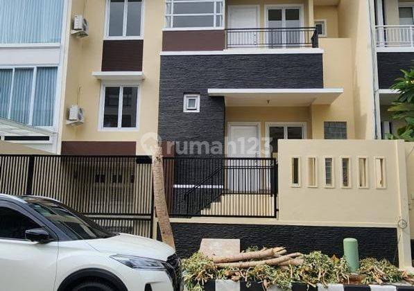 Rumah 3 Lantai Bagus Semi Furnished SHM di Permata Buana, Jakarta Barat