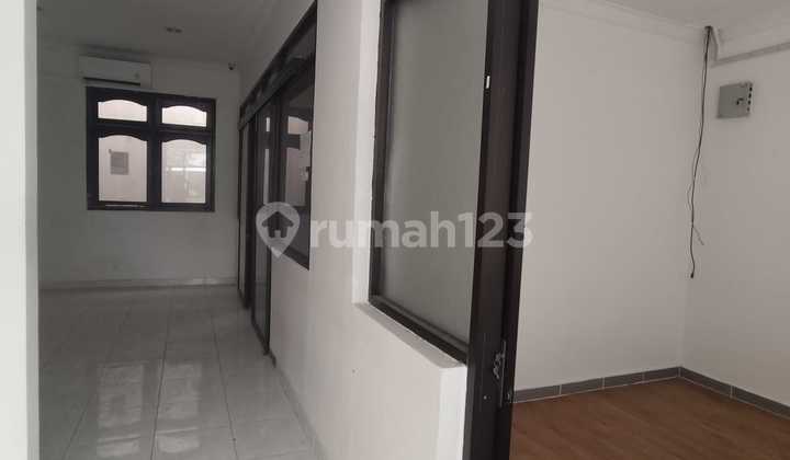 For Rent: 3-Story House, Suitable for Online Shop, Minimum Lease 2 Years, North Facing, 2-Car Road Row, Carport Fits 2 Cars, Includes AC, 4400w Electricity, PAM Water, SHM in Taman Palem Lestari, Cengkareng, West Jakarta