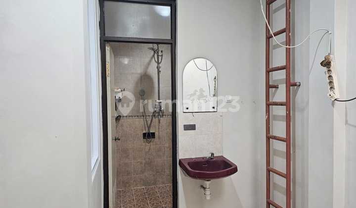 Taman Semanan Indah, Jakbar..Dijual Dibawah NJOP Rumah 2 Lt, Hadap Utara, Sudah Renov, Atap Sudah Baja Ringan, NJOP 2025=2.366M, Kusen2 Alumunium, PLN 5500w, Air PAM.