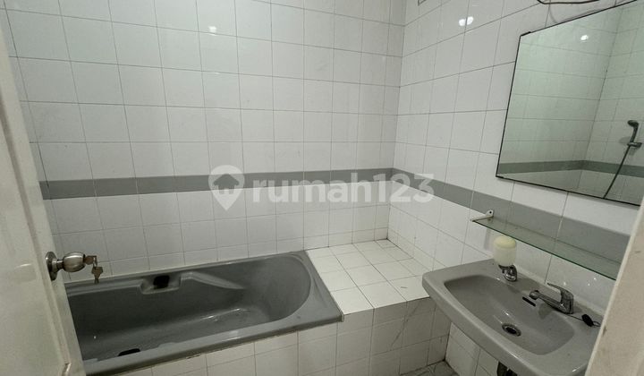 Disewakan Rumah 2 Lantai, Jika Sewa 1 Tahun 70 Juta Nett, Jika 2 Tahun 70 Juta Nego, Hadap Tenggara, Row Jalan 3 Mobil, Listrik 3500w, Air PAM di Taman Surya 5, Jakarta Barat 2
