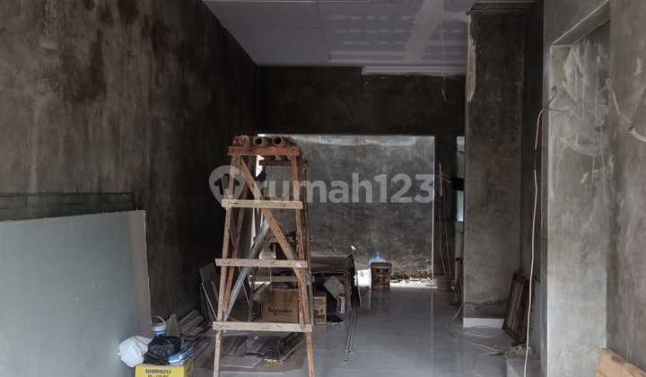 Kalideres Permai, Kalideres, West Jakarta.. For Sale New 2.25 Story House, South Facing, Road Row for 2 Cars, 2200W Electricity, Piped Water, SHM.-N3n