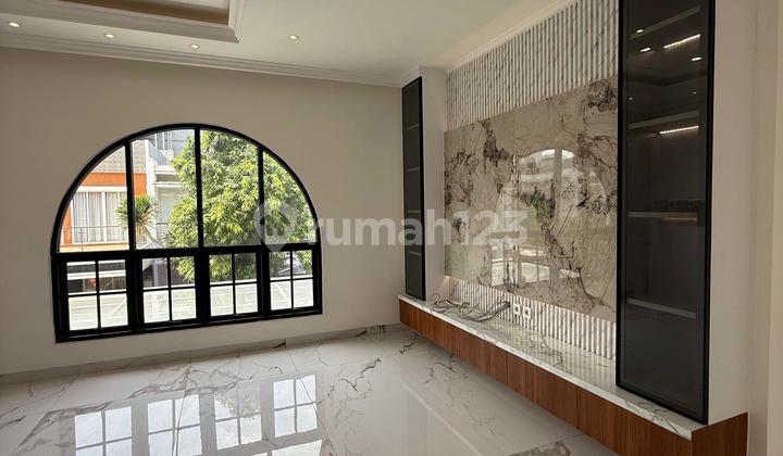 Golf Lake, Cengkareng, Jakbar..Dijual Rumah 3.5 Lt, Hadap Barat Laut, Dekorasi Mewah, Gratis Solar Hart Sudah Terpasang, Air Pam, PLN 4400W, Shgb.-Flz