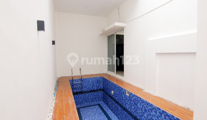 Cluster Aeroworld, Citra 8, Kalideres, Jakbar..Dijual Rumah 3 Lantai Mezzanine, Semi Furnish, Hadap Barat Laut, Ada Swimming Pool, 1 Ruang Bilas, Listrik 5500w.