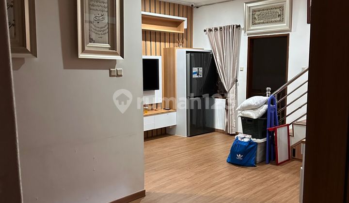 Puri Media, Jakbar..Dijual Rumah 2 Lt, Hadap Barat, Row Jln 2 Mbl, PLN 3500W, Air Tanah, Furnish, Shm.-Wt 2