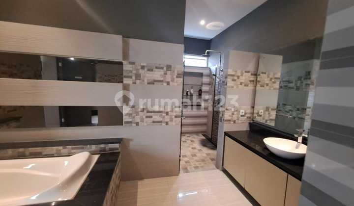 Alam Sutera, Tangerang..Dijual Rumah 3 LT, Ada Ruang Serbaguna di Lt.3 Utk Gym Dll, Tmpt Jemur, Toren, Semi Furnish, Hadap Selatan, Ac, Sofa, Kitchenset, Kulkas, Shm.-Wt