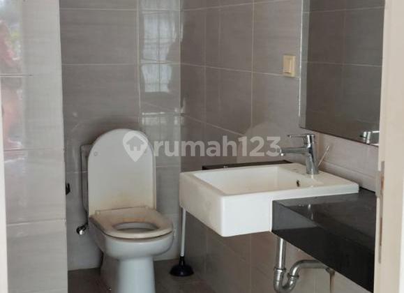 Cluster Europe, Green Lake, Tgr..Dijual Rumah 2 Lt, Hook, Hadap Selatan Barat, Siap Huni, Baru Renov, Listrik 3500w, Air WTP, SHM.