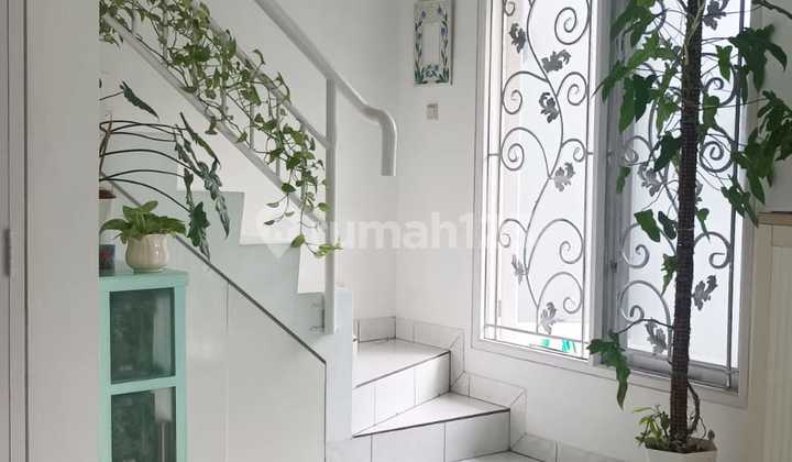 Permata Puri Media, Kembangan, West Jakarta. House for Sale, West-Facing, Quiet and Safe Neighborhood, No Flooding, Green and Well-Maintained, Built-In Furniture, 3300W PLN, Groundwater, SHM.-Bo3d.m4x 2