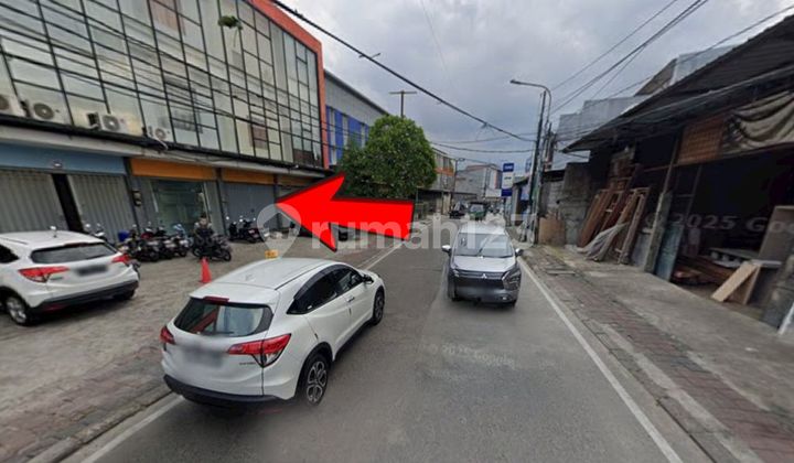 Jl Kembangan Raya, roadside, near Permata Buana and Puri Indah, West Jakarta.. For sale: 3-story shophouse, West-facing, PLN 7700W, well water, SHM-RR