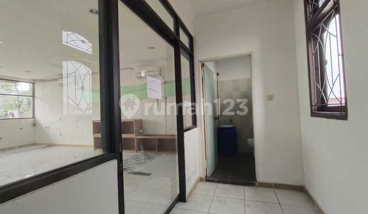 For Rent: 3-Story House, Suitable for Online Shop, Minimum Lease 2 Years, North Facing, 2-Car Road Row, Carport Fits 2 Cars, Includes AC, 4400w Electricity, PAM Water, SHM in Taman Palem Lestari, Cengkareng, West Jakarta