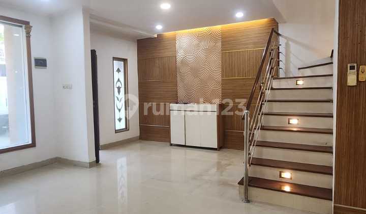 Disewakan Rumah 2.5 Lantai, Di Taman Palem Lestari - JakBar - Hadap Timur - Renov  2