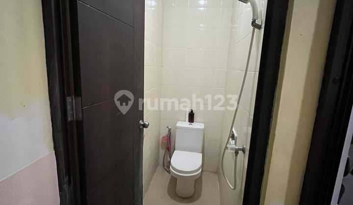 Cluster East Asia, Green Lake, Jakbar..Dijual Rumah 2 Lt, Semi Furnish, 1 Service Area, 2 Ac, Single Bed, Pintu Kawat Nyamuk, Rak Tembok.-4D3l.gs 2