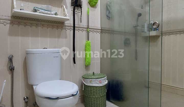 Beautiful 2.5-Story House for Sale in Green Court, Cengkareng, West Jakarta, Northwest Facing, Fully Furnished, Good Room Circulation and Lighting, Backyard for Garden, Solar Water Heater.