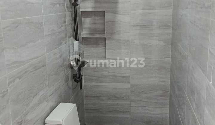 Taman Palem, Jakbar..Dijual Rumah 3 Lt, Bangunan Baru, Hadap Selatan, Air Pam, Row Jln 2 Mbl.-F7