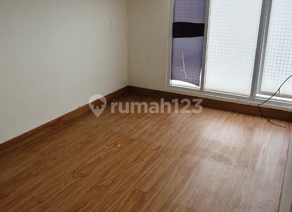 Cluster Virginia Village, Gading Serpong, Tgr..Dijual Cepat B.u. (Rugi Banget) Rumah 2 Lantai Type Mezzanine, Dekat ke Mall Sms dan Sekolah2 Terkenal, Cocok Utk Pasangan Muda/Investasi, Kamar Lt.2 Sudah di Vynl.-F1t 2
