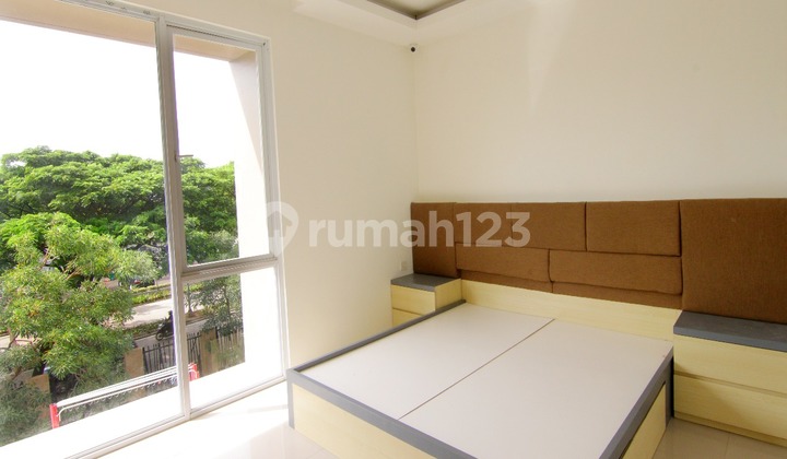 Aeroworld Cluster, Citra 8, Kalideres, West Jakarta.. For Sale: 3-Story House with Mezzanine, Semi-Furnished, Northwest Facing, Swimming Pool Included, 1 Washroom, 5500w Electricity. 2