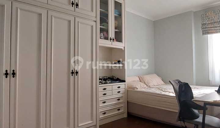 Green Court, Cengkareng, Jakbar..Dijual Rumah Cantik Banget 2.5 Lantai, Hadap Barat Laut, Full Furnish, Sirkulasi Ruangan dan Penerangan Bagus, Ada Halaman Belakang Bisa utk Taman, Water Heater Solar. 2