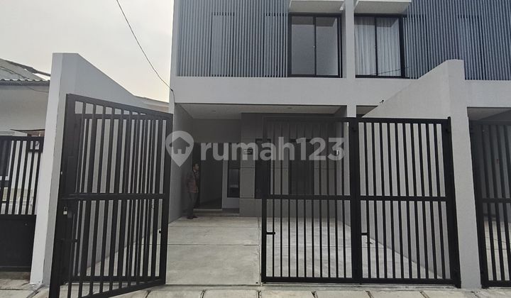 Dijual Rumah Brand New Minimalis 2 Lantai, Hadap Tenggara, Carport 2, Listrik 3500w, SHM di Kavling DKI, Meruya Utara, Jakbar