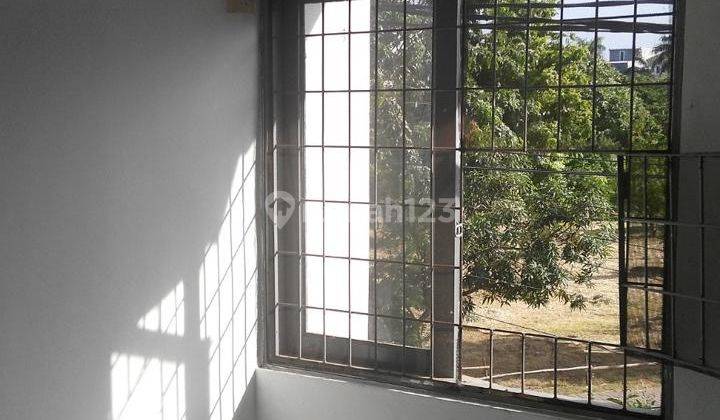 Disewakan Rumah 2 Lantai, Hadap Selatan, Deposit 5 Juta, PLN 2200w, Air PAM di Taman Palem Lestari, Cengkareng, Jakarta Barat 2