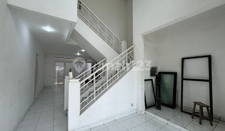 Disewakan Rumah 2 Lantai, Jika Sewa 1 Tahun 70 Juta Nett, Jika 2 Tahun 70 Juta Nego, Hadap Tenggara, Row Jalan 3 Mobil, Listrik 3500w, Air PAM di Taman Surya 5, Jakarta Barat 1