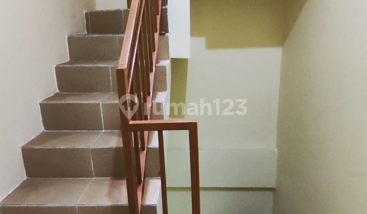 Dijual Kost Tinggal Beroperasi, 4 Lantai, Hadap Utara, Row Jalan 1 Mobil dan 1 Motor, Air Tanah, SHM IMB dan PBB Lengkap di Pedongkelan, Cengkareng, Jakarta Barat