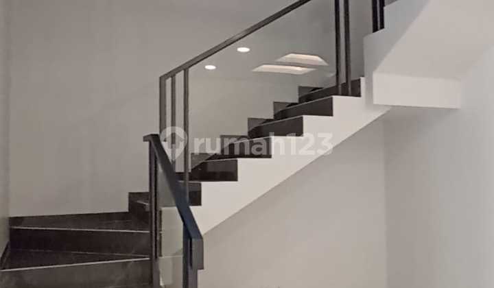 Sunrise Garden, Kebon Jeruk, West Jakarta.. For Sale Modern Minimalist 3-Storey House, South-Facing, Light Steel Roof, Concrete Tiles Coated with Aluminum Foil, Hot Water and AC Installations, Drying Area, Freehold Title. 2