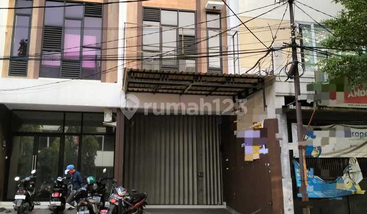 Aries Utama, Puri, Kembangan, Jakbar..Dijual Ruko/Rukan Baru Minimalis Modern 3.5 LT, Rooftop Area, Kanopi Baja Alderon, PLN 2200W, Air Pam, di Jalan Raya Utama dan Ramai, Cocok Utk Bisnis/Kantor/Usaha/Dll, SHM On Hand.-V.ry4n