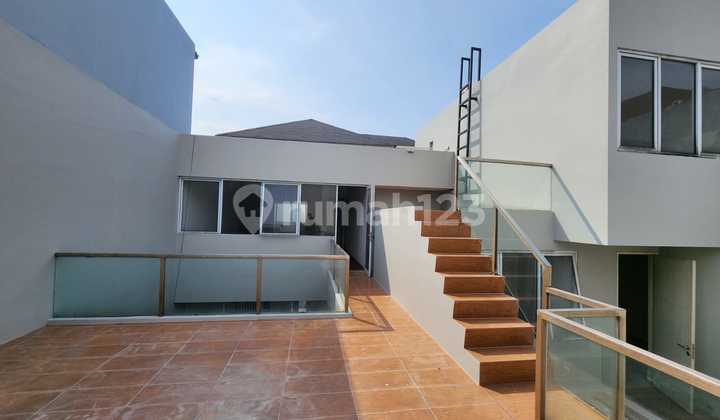 Cluster Orange Heliconia, Citra 6, Jakbar..Dijual Rumah Mewah 3 Lantai, Mezzanine, Cluster Favorit, Lokasi Premium, Siap Huni, Sudah Renov, Pencahayaan dan Sirkulasi Udara Sangat Bagus. 2
