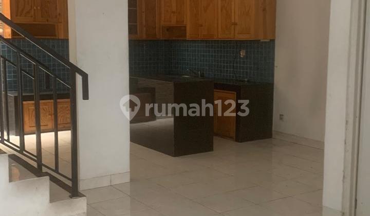 Taman Palem, West Jakarta.. For Sale 2.5 Story House, Good Block in Front, No Flooding, North Facing, Second Row from Street, 3 ACs, Water Heater, Kitchen Set, 2200w Electricity, Piped Water, Freehold Certificate. 2