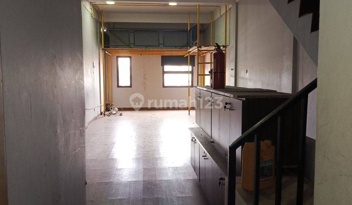 Disewakan Ruko 4 lt, lantai 4 semi outdoor, hdp selatan, parkir dpn ruko cukup luas, listrik 5500w, SHM di Slipi, Jakbar 1