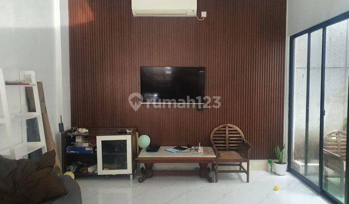 ruang keluarga rumah 3 lantai cibubur city