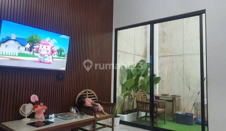 ruang keluarga rumah 3 lantai cibubur city