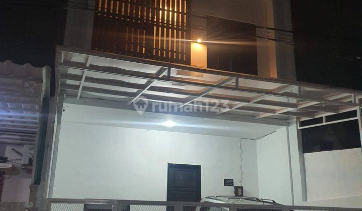 tampak depan rumah 3 lantai cibubur city