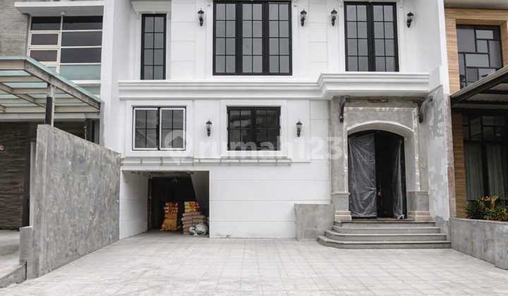 Dijual Rumah European Classic Modern Attic Rooftop