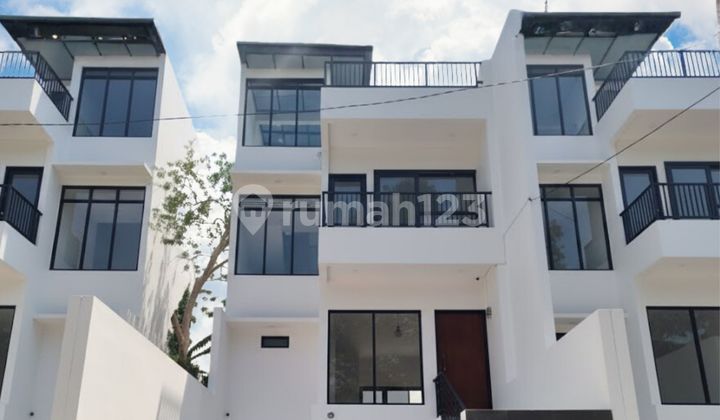 LOWEST ALL-IN PRICE IN Cigadung, house with villa feel in Dago Tubagus Ismail, Bandung city