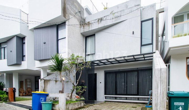 Rumah Villa Mewah Plus Kolam Renang Dekat UPI Setiabudi di Perumahan Syariah Lembang