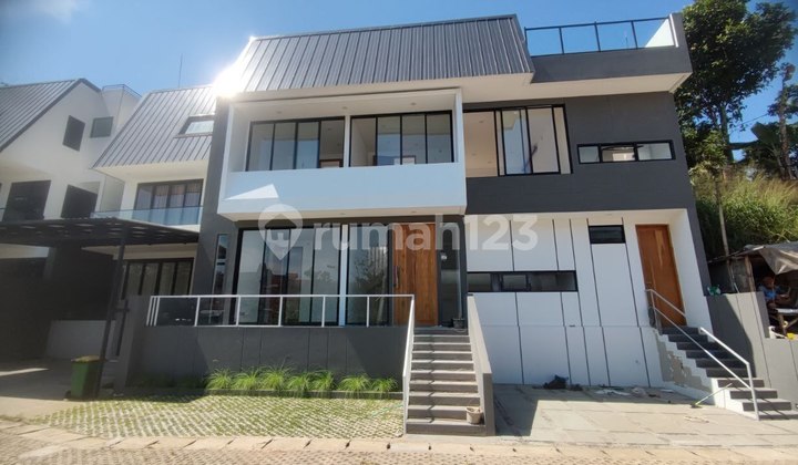 New luxury house 224m2 spacious with a stunning view near ITB dago campus.