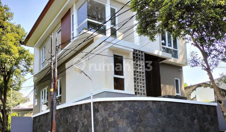 RUMAH BARU DESIGN ELEGAN DI AREA CIGADUNG DAGO SAYAP TUBAGUS ISMAIL BANDUNG UTARA RUMAH BARU DESIGN ELEGAN DI AREA CIGADUNG DAGO SAYAP TUBAGUS ISMAIL BANDUNG UTARA