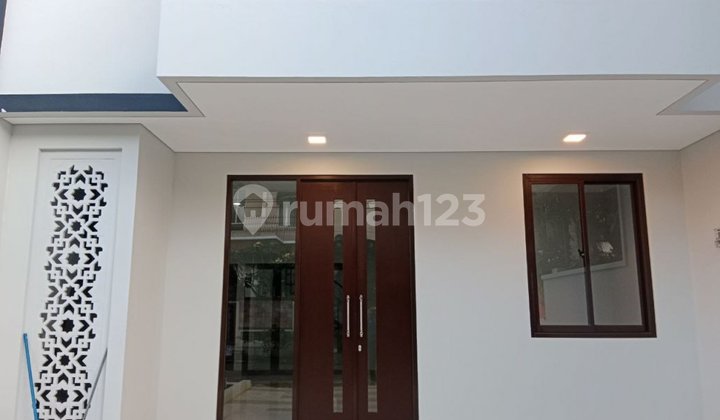 Two-Story Corner House with a Very Strategic Location on Jalan Terusan Jakarta Antapani Bandung 2