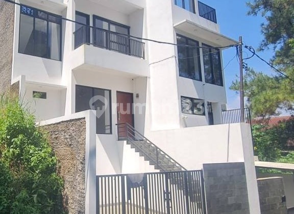 HAMPIR HABIS Rumah 3 LT Nuansa Villa Asri di Cigadung Raya Barat Dago HAMPIR HABIS Rumah 3 LT Nuansa Villa Asri di Cigadung Raya Barat Dago