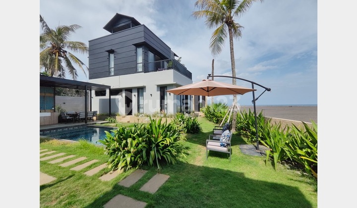 Beachfront Luxury Villa dengan Rooftop di Pantai Saba Beachfront Luxury Villa dengan Rooftop di Pantai Saba