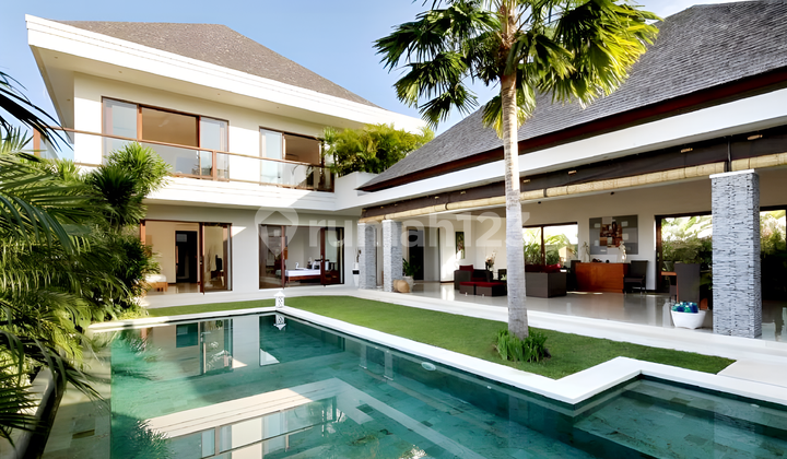 Luxury villa with rice field view - Batu Bolong, Canggu