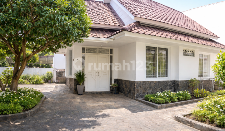 Rumah Cantik Ber-Halaman Luas