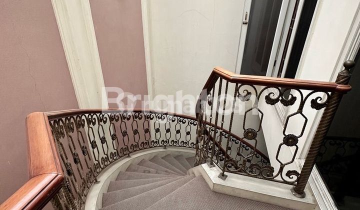 Rumah Langka 2 LT di Jl Teuku Umar Surabaya Pusat Dekat Tunjungan Plaza 2